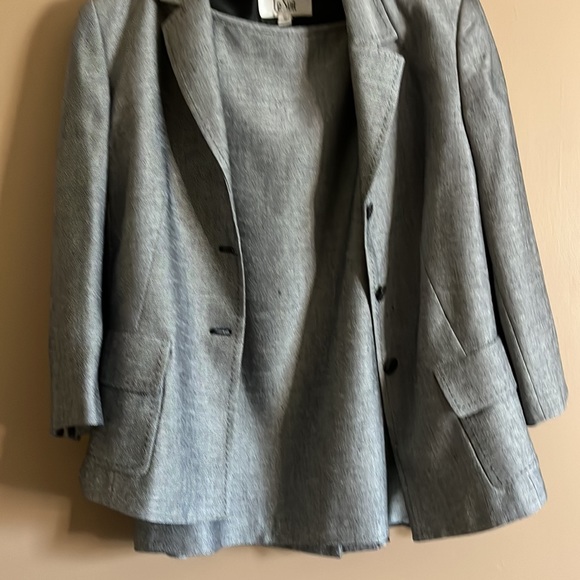 Ladies two piece skirt suit - Picture 4 of 6